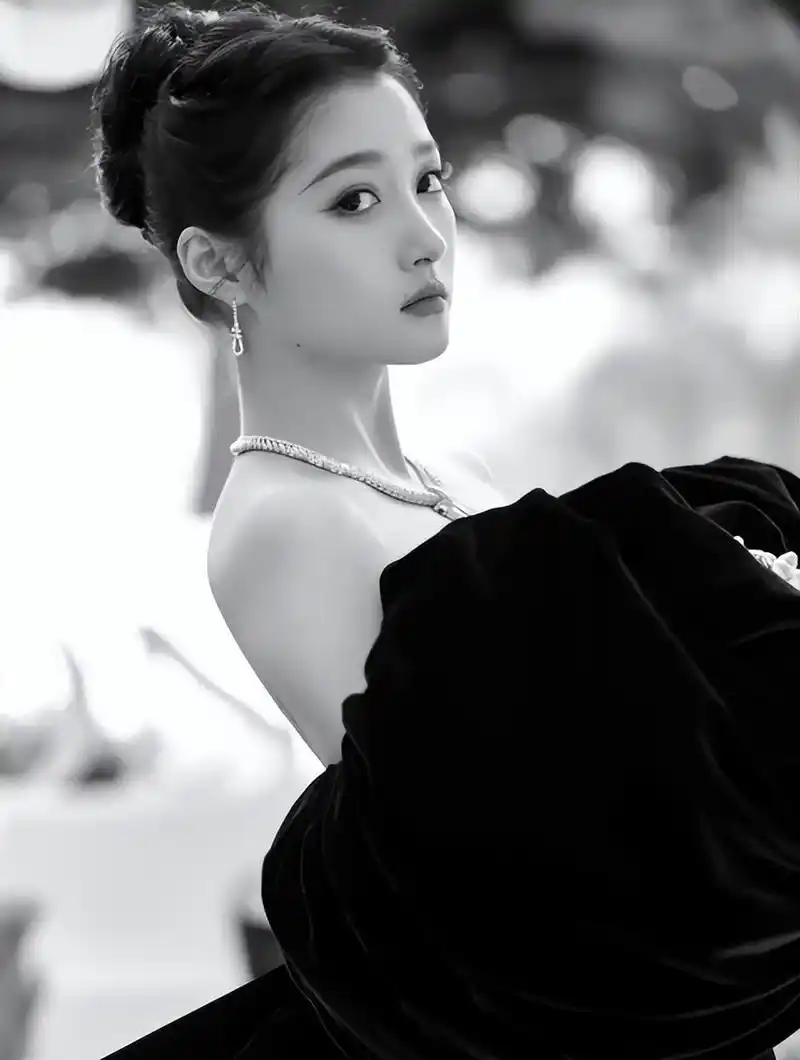 关晓彤亮相戛纳电影节,身着华丽丝绒拖尾长裙,宛如优雅黑天鹅,展现