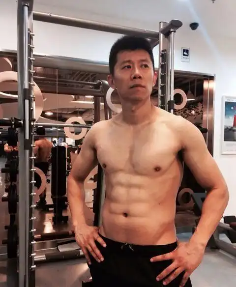 夏雨晒肌肉照,疯狂减脂,八块腹肌实力抢镜