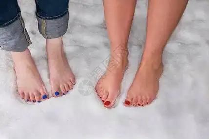 在雪地里赤脚女人图片