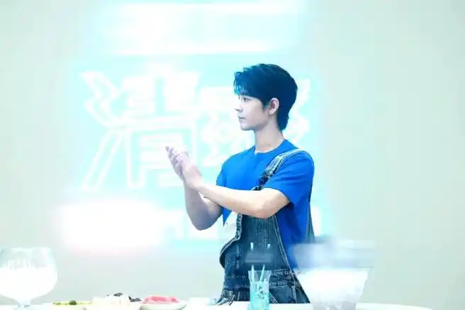 肖战超话#肖战回国机场穿搭#|#肖战#    都来看,这组背带裤战战