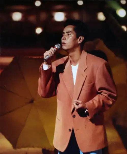 自称"年年25岁"的香港80年代乐坛巨星谭咏麟,校长年轻很帅