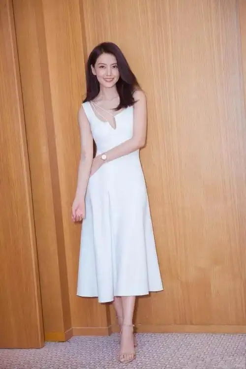 38岁高圆圆腿可真长, 穿蓝色连衣裙美成少女, 网友: 羡慕!