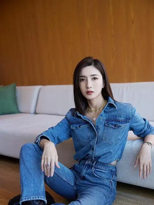 江疏影身材好太任性穿一身牛仔套装扮酷大长腿真是惹人羡