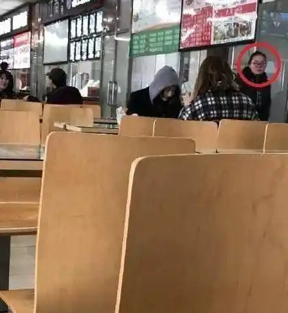 原创关晓彤在学校吃饭怎么跟做贼似的王俊凯也是这样吗心疼吴磊