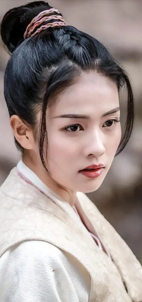 《半是蜜糖半是伤》第一部《凤囚凰》下面我们就来看一下宝藏女孩白鹿