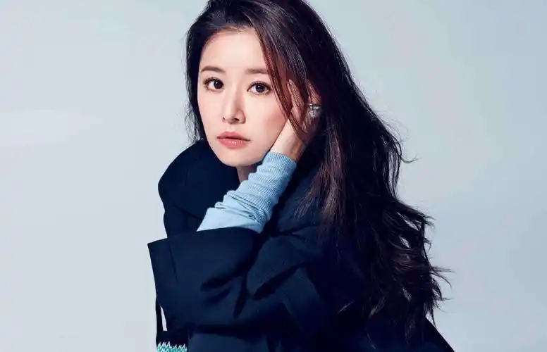 林心如"新少女"造型来袭,纸袋裤麻花辫让你不敢相信她48岁!