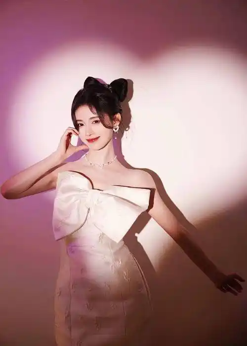 鞠婧祎七夕夜直播甜美造型写真释出 蝴蝶结发型乖巧有灵气_鞠婧祎