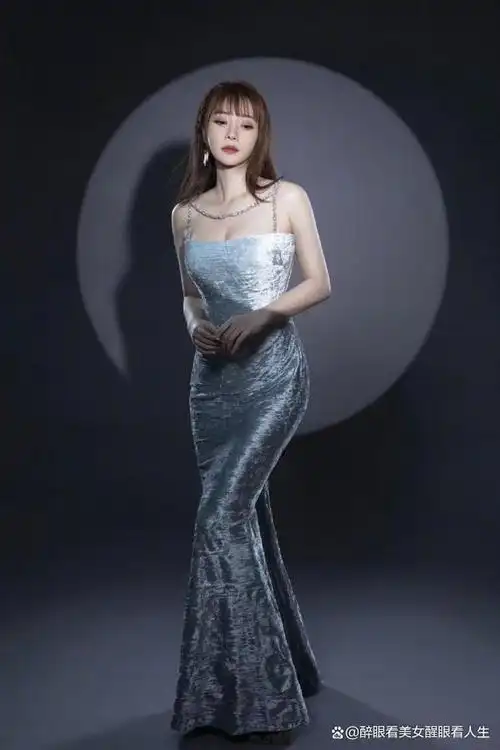 柳岩,著名主持人,演员,歌手.身高162cm,体重52kg.三围82,58,92.