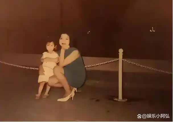 回顾毛晓彤:出生被父亲扔垃圾桶,成名后父亲反索要五千万赡养费