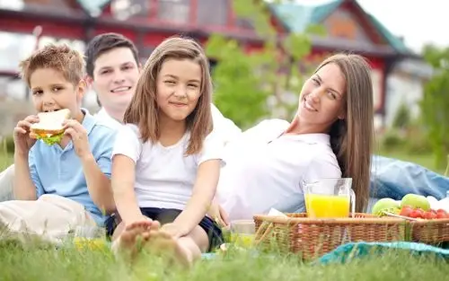 一家四口 > || 更新时间:2018-08-27 颜色分 银色 关键词:  唯美图片