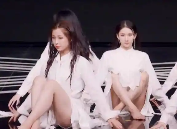 光脚上台表演,有谁注意虞书欣的腿?p图都不敢这么p!_图片_首歌_连衣裙