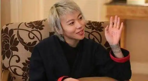 周冬雨窦靖童什么关系好闺蜜神奇撞脸真的在一起了吗_王菲_下巴_cp