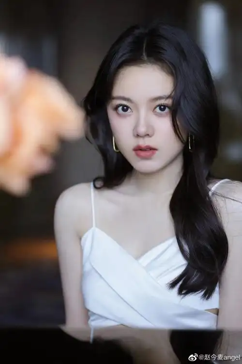 5月8日,太湖湾音乐节官方微博回应质疑,否认赵今麦插队,"那个站位区域