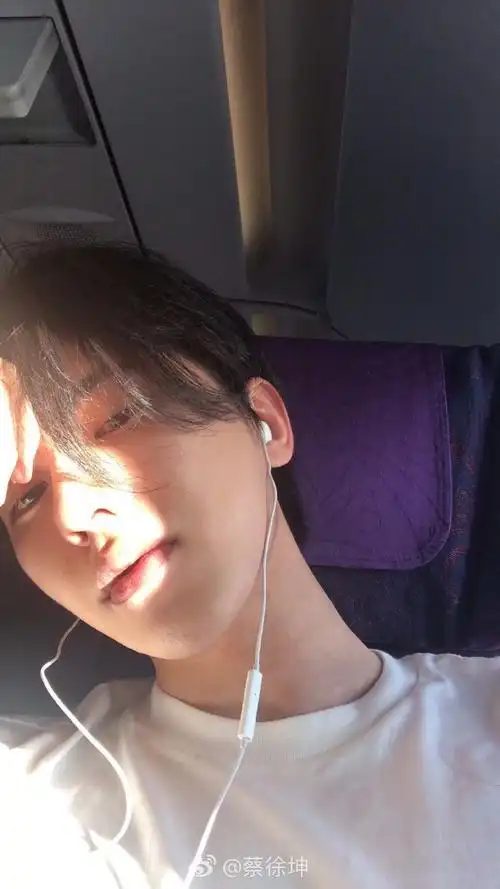 坤哥发的一些微博故事【六】继续撸猫搞笑可爱#蔡徐坤#|#原创音乐制作