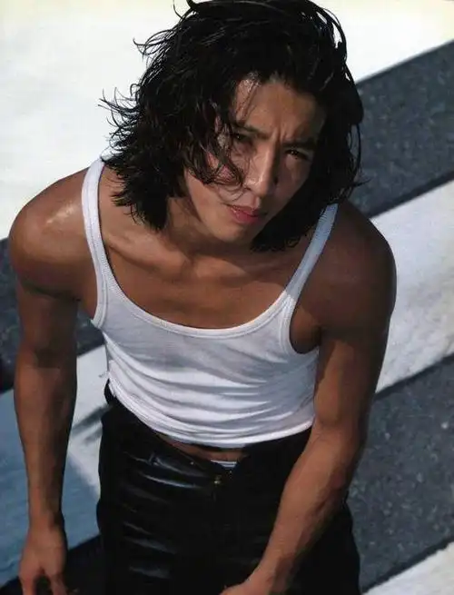 47岁木村拓哉一头白发吃汉堡黑皮裤太帅气重现长发时的不羁