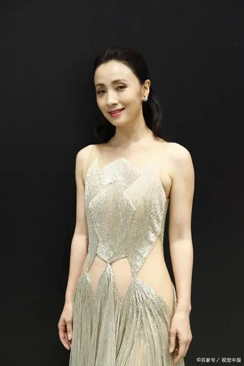 最近,备受观众喜爱的演员陶虹被曝出状态差,身材臃肿的照片,引发了