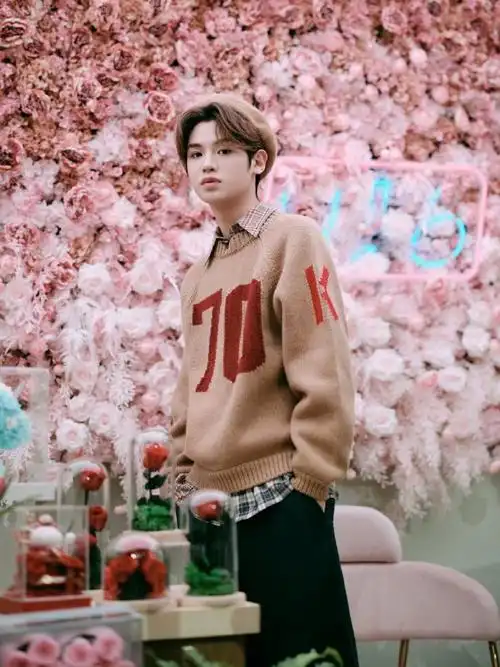 黄明昊你好星期六棕色贝雷帽毛衣造型