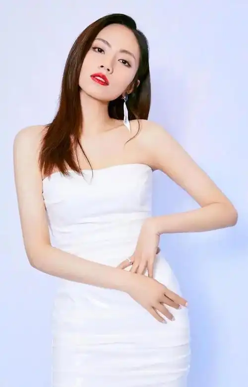 刘惜君,中国大陆著名的女歌星,同时也是中国的一位著名的歌星,她生于