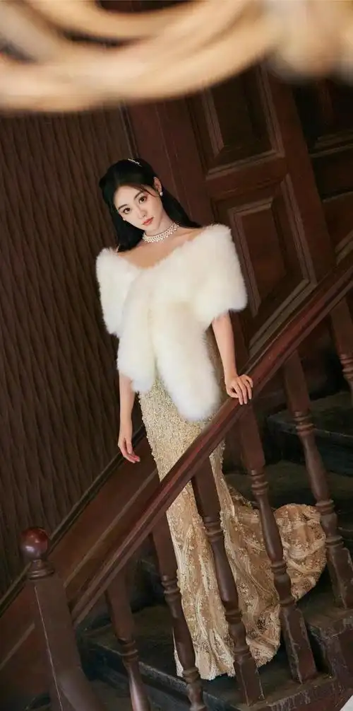 祝绪丹民国风写真珍珠项链蕾丝裙贵气优雅纤美迷人