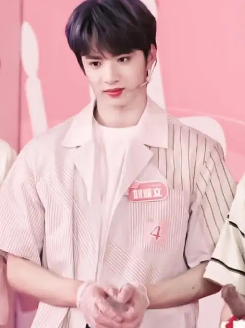 刘耀文晒拍立得##刘耀文拍立得背景好闪