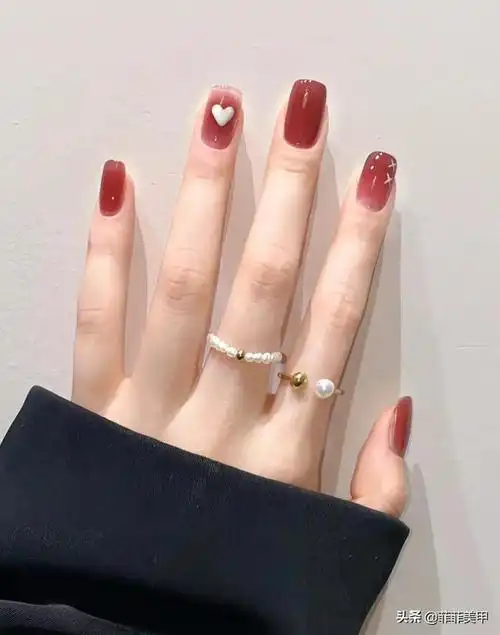 绿色的指甲油是不是显白的,蓝色和绿色指甲油哪个显白(超显白的美甲来