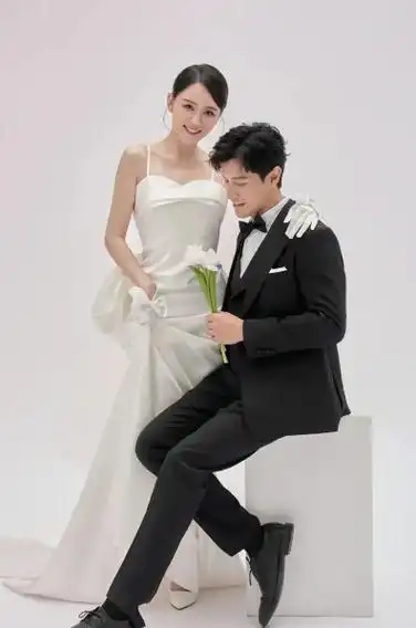 陈乔恩穿婚纱端庄美丽 和丈夫甜蜜拥抱幸福满满