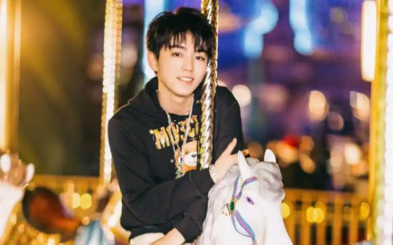 帅气王俊凯可爱壁纸依旧童心不改的小凯