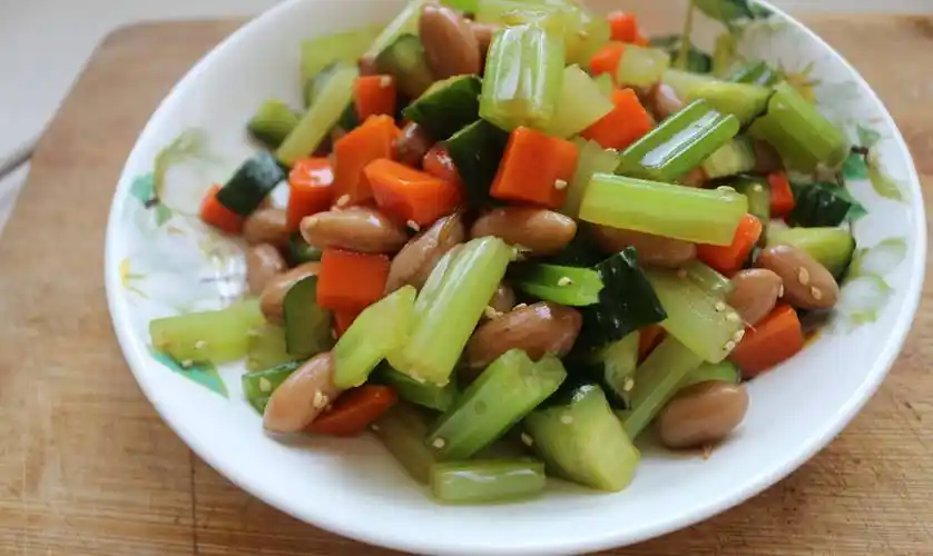 原创凉拌芹菜花生米胡萝卜早餐下粥晚餐下饭爽口小凉菜