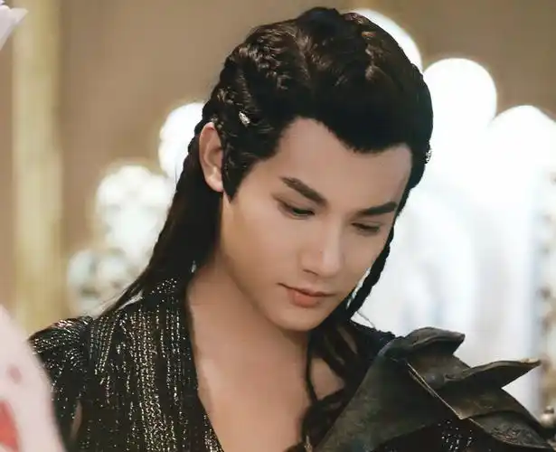 还记得花千骨里的南弦月吗他现在在做什么