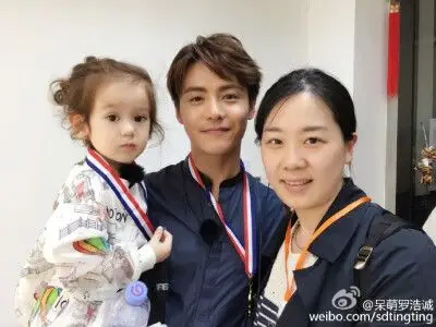 jackson 萌萌哒1只男孩子 图来自微博@jackson周嘉诚stephan周泽西