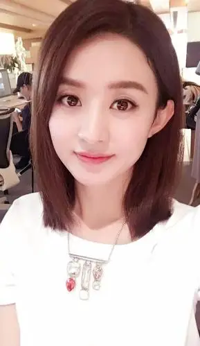 圆脸适合的发型,看赵丽颖的发型风格,简直美爆了_脸型