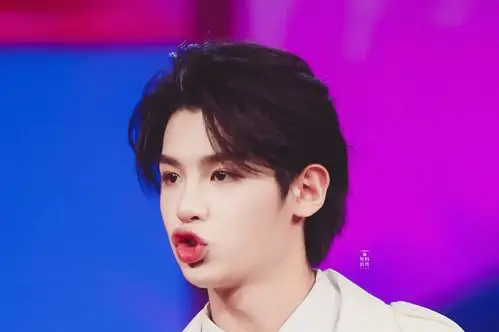 什么呢? …………………… 黄明昊justin有了! 突然,沉思的黄明昊