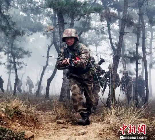 彝族战士吉克克的总是冲锋在前. 杨洪武 摄