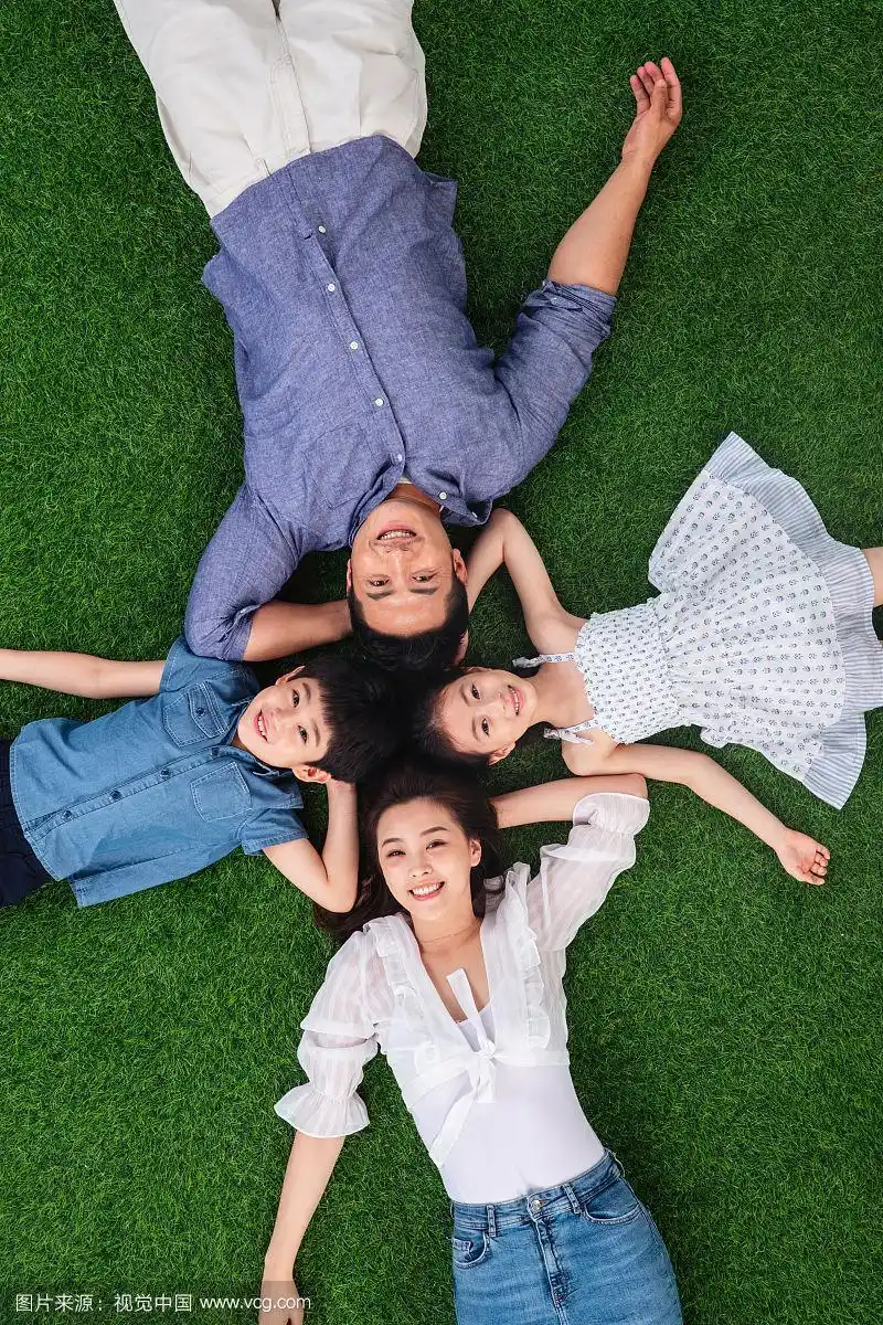 幸福的一家四口躺在草地上