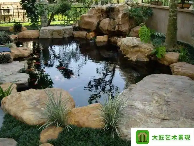 黑色千层石假山水池图片