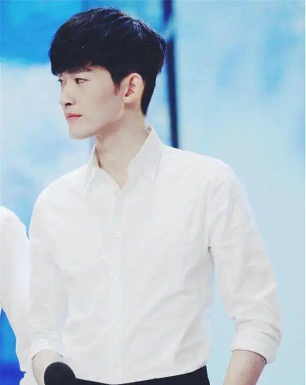 吴亦凡 来源 全网图片 8/10 娱乐圈10位穿白衬衫荷尔蒙爆棚的男明星