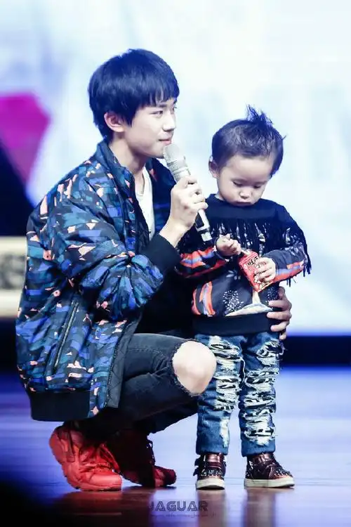 易烊千玺弟弟高清图片_易烊千玺和易烊千楠温馨图片