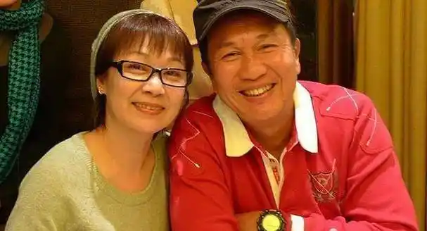 曾红了半边天的他被人遗忘,和妻子婚姻40年,今67岁却独自生活_郭峰