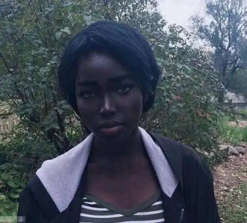 世界上最漂亮的非洲黑人美女黑人女孩lolita成最黑网红2