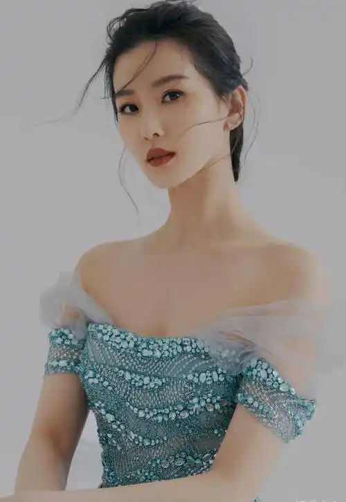 刘诗诗亮相红毯,薄荷绿礼服裙温柔清新,尽显淡然优雅的气质_眼睛_文化