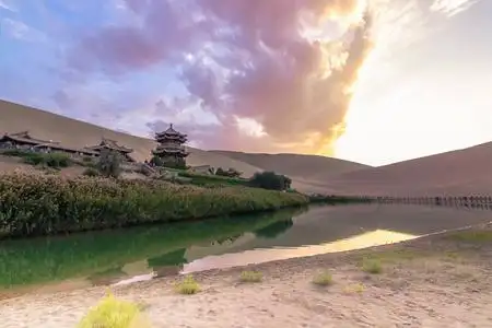 中国敦煌-2014 年 8 月 6 日︰ 在中国敦煌月牙湖绿洲照片