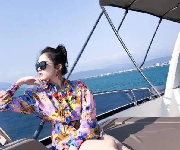 古力娜扎乘游艇出海度假晒美照,皮肤白皙扎丸子头俏皮甜美