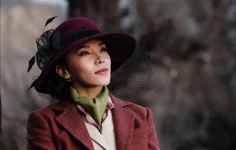 知名演员李佳璇:导演丈夫去世8年,与狗为伴,她的痴情让人泪目