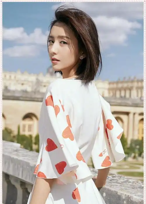 佟丽娅发明碎屏自拍新发型又短了一截短发就是不归路