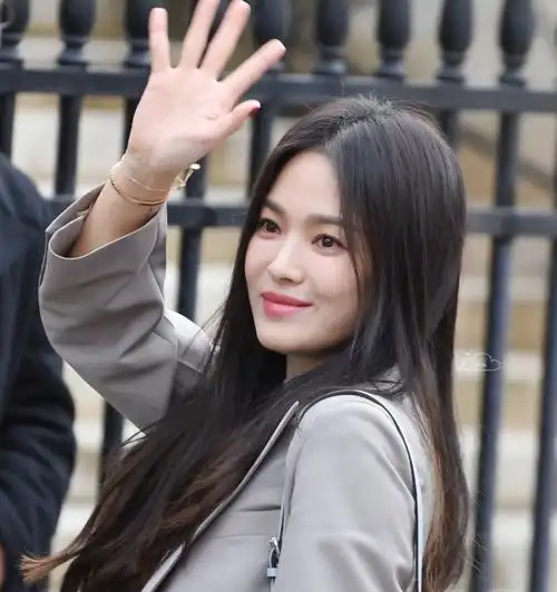 43岁宋慧乔生图没韩味,苹果肌肿胀太显老,手部皮肤符合实际年龄