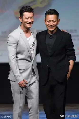黄晓明与刘德华合影 两人同框 网友:谁谎报身高一目了然