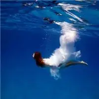 沉在水里的唯美女生头像图片