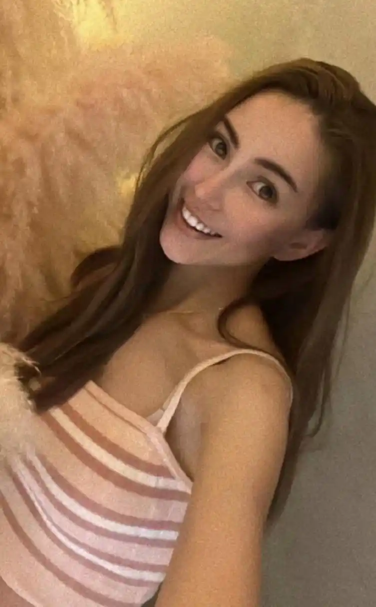 昆凌自拍总喜欢把滤镜开那么大,五官都不清晰了,看起来特别像油画里的