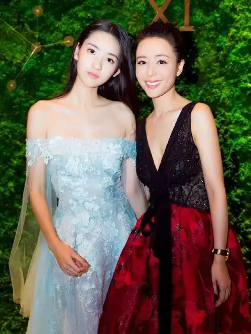 遇见你真好的校花王玉雯穿透纱白裙展现校花级容颜