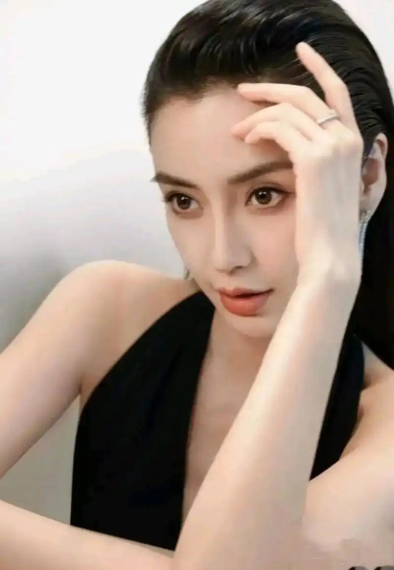 杨颖身穿黑色斜肩晚礼服长裙,肤白貌美[比心]明眸皓齿[比心]唯美精致